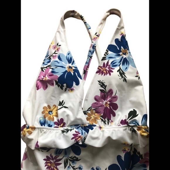Cupshe Romantic White Floral Ruffle 1PC Swimsuit Criss Cross Back Size M - Picture 3 of 6